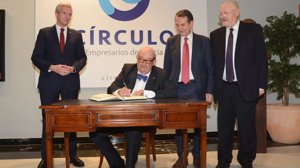Jos&eacute; Mar&iacute;a Fonseca firma en el libro del C&iacute;rculo de Empresarios de Galicia en presencia del presidente de la Xunta, el alcalde de Vigo y el presidente del C&iacute;rculo.