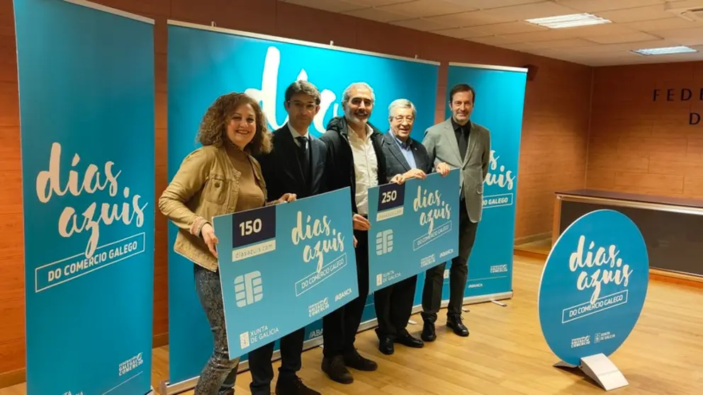 Representantes da Xunta, Federaci&oacute;n Galega de Comercio e Abanca, no sorteo da campa&ntilde;a "D&iacute;as azuis do comercio galego".