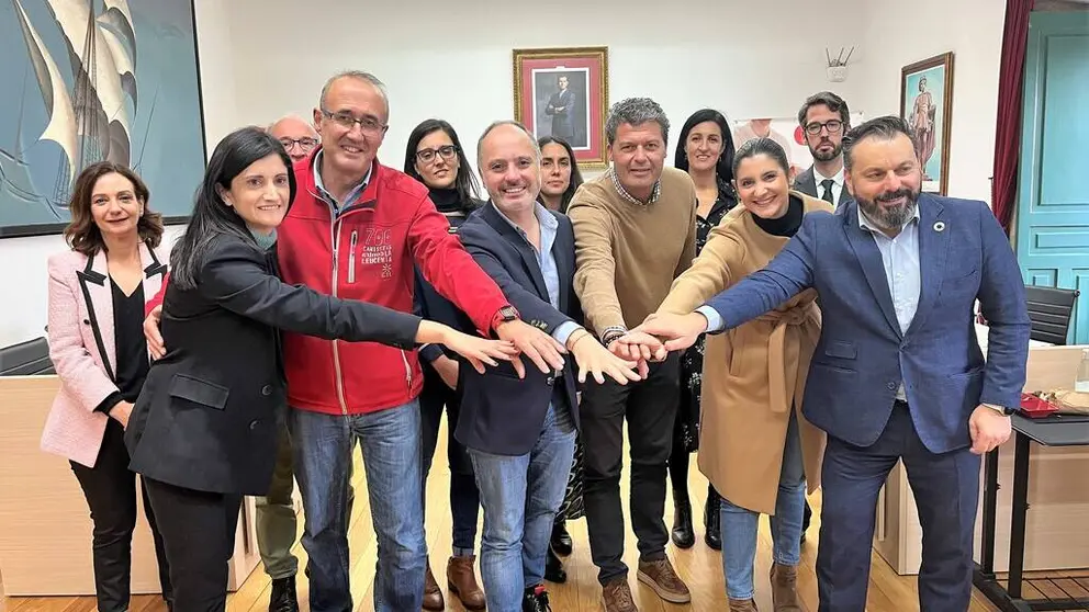 Alcaldes y otros participantes en el workshop de Baiona, junto al delegado de la Zona Franca.