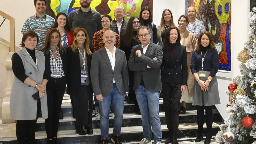 David Regades y Roberto Verino (centro) acompa&ntilde;ados de los representantes de los proyectos de ViaTextil.