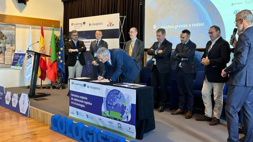 Los socios de CoLogistics firmando el protocolo para crear la primera estructura de colaboraci&oacute;n log&iacute;stica de la Eurorregi&oacute;n.