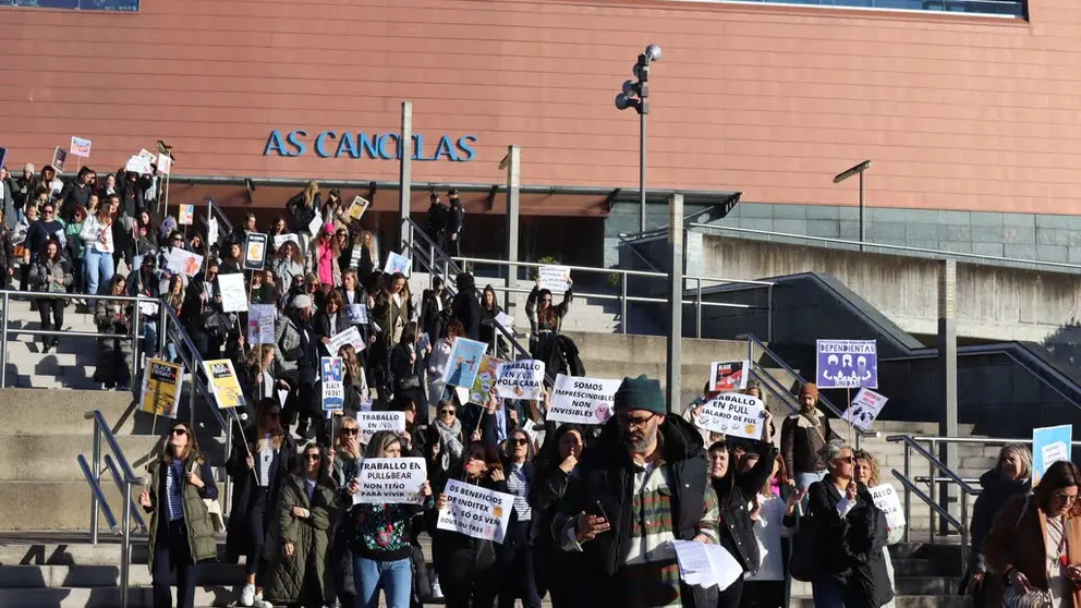 Manifestaci&oacute;n de traballadoras das tendas de Inditex &aacute;s portas do C.C. Cancelas, en Santiago./CIG.