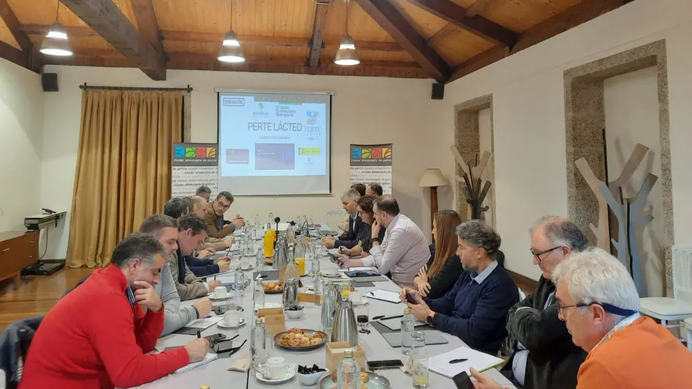 Reuni&oacute;n de presentaci&oacute;n del proyecto tractor para el sector l&aacute;cteo desarrollado por Clusaga.