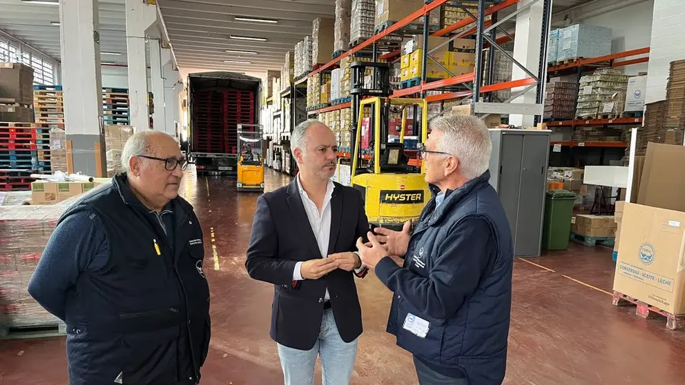 El delegado del Estado, David Regades, visit&oacute; el Banco de Alimentos, una de las organizaciones que colabora en la jornada sobre responsabilidad social.