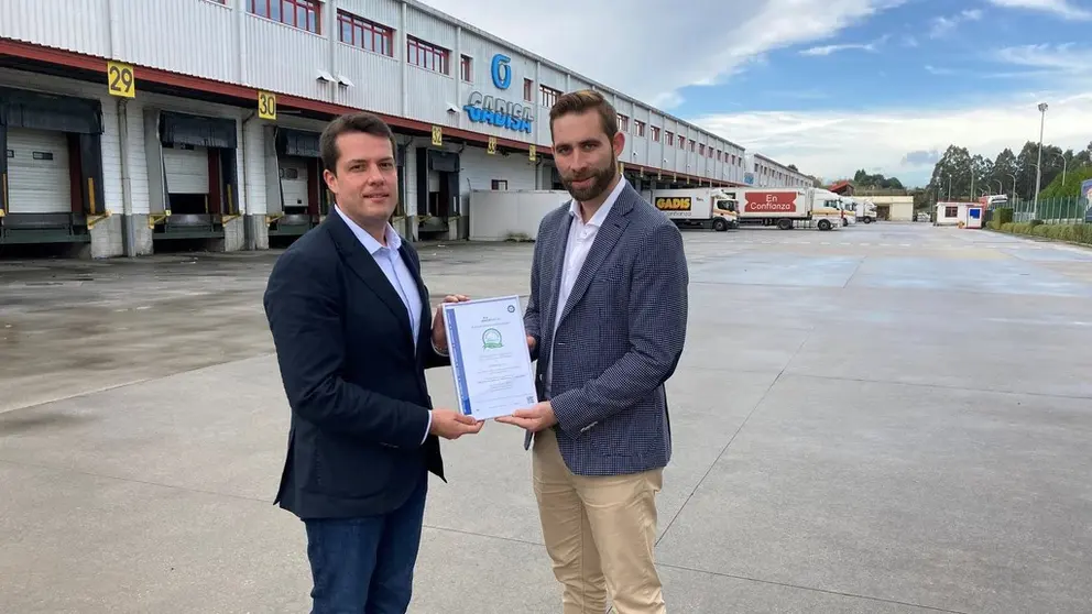 El responsable de Medio Ambiente de Gadisa Retail, &Oacute;scar Varela, y David Besteiro, director de Saica Natur en Galicia.