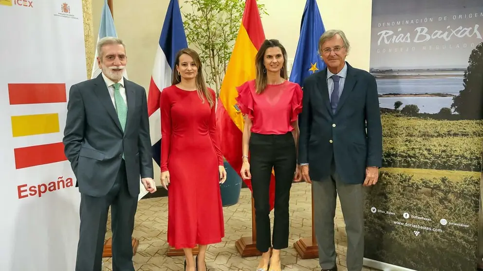 secretario general del Consejo Regulador, Ram&oacute;n Huidobro, y la directora de Marketing, Eva M&iacute;nguez, tambi&eacute;n asistieron el Embajador de Espa&ntilde;a en Rep&uacute;blica Dominicana, Antonio P&eacute;rez-Hern&aacute;ndez y Torra; la consejera de la Oficina Econ&oacute;mica y Comercial en dicho pa&iacute;s, Clara Fern&aacute;ndez.