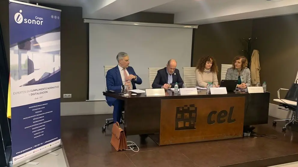 El secretario de la CEL, Jaime L&oacute;pez (2&ordm; por la izq.) junto a responsables de la empresa Isonor.