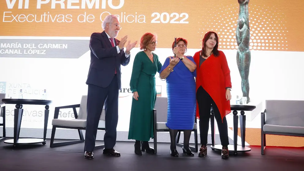 El presidente del Parlamento, la presidenta de Executivas, la galardonada, Mar&iacute;a del Carmen Canal, y la conselleira de Promoci&oacute;n do Emprego e Igualdade.