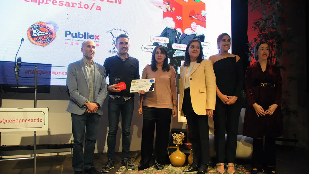 El Premio Joven Empresario, Jos&eacute; Blanco (2&ordm; por la izq.) con autoridades y miembros de AJE Ourense.