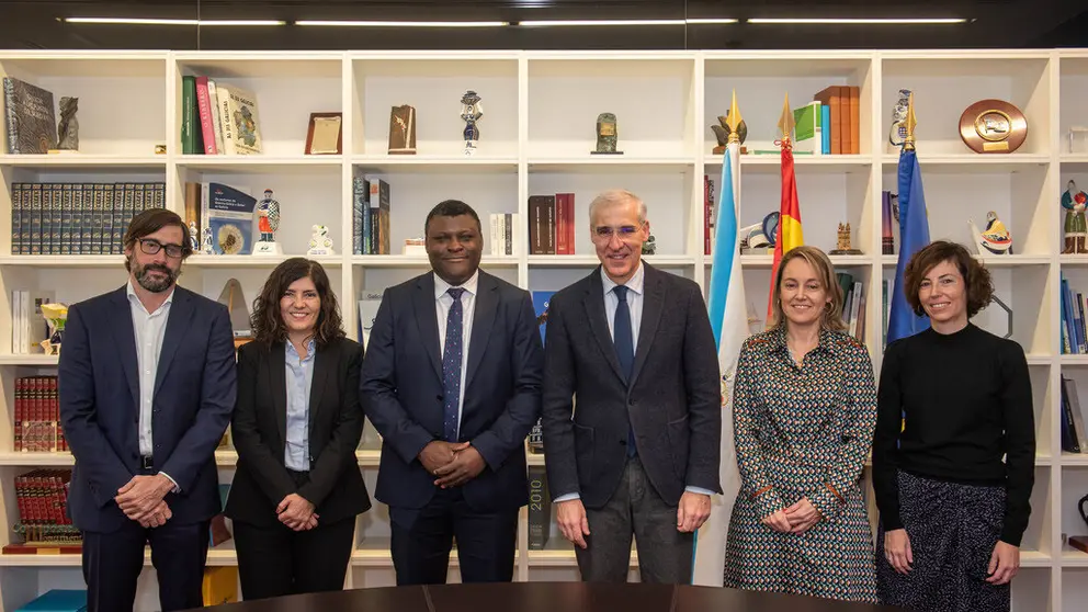 Emilio Bruquetas, Director Gral. de Reganosa; Natalia Barreiro, Directora del Complejo Industrial de Repsol en a Coru&ntilde;a; Tom&aacute;s Malango, Director de Hidr&oacute;geno de Repsol; Francisco Conde, Vicepresidente primeiro y Conselleiro de Econom&iacute;a, Industria e Innovaci&oacute;n; Paula Ur&iacute;a, Secretaria Xeral de Industria; Silvia Sanjoaqu&iacute;n, Directora de Nuevos Negocios en Naturgy.