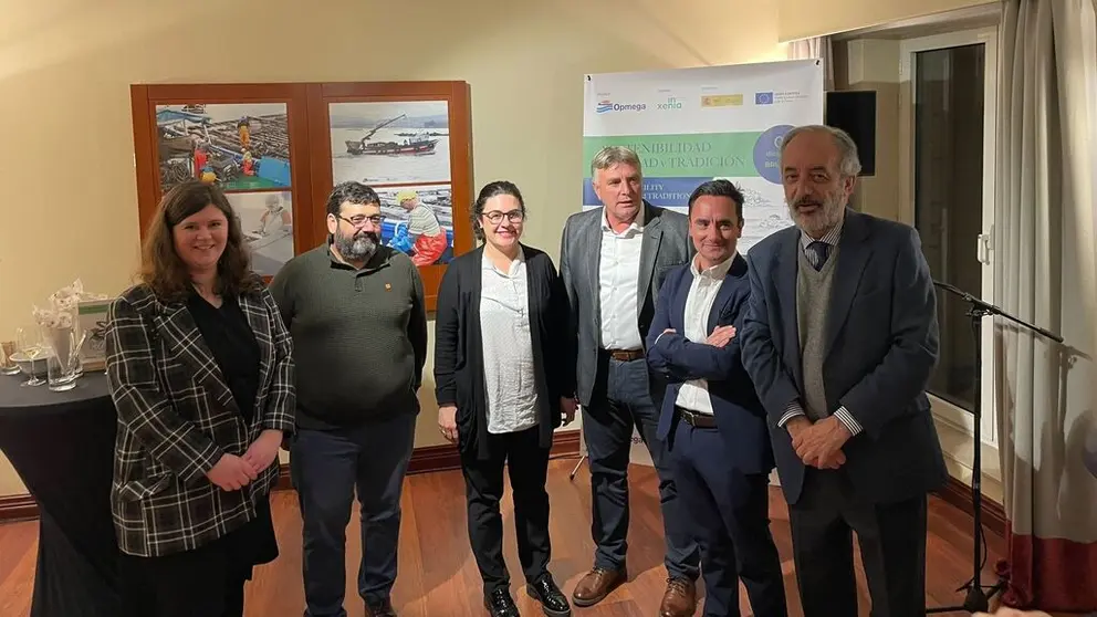 Los representantes de Opmega con C&eacute;cile Fouquet, secretaria ejecutiva de la Divisi&oacute;n de Acuicultura del Consejo Consultivo.