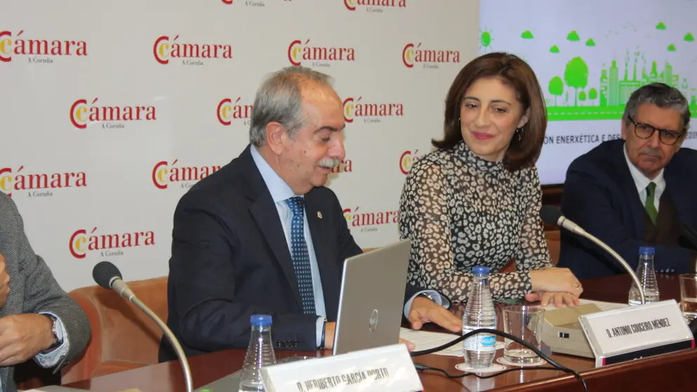 En primer t&eacute;rmino, el presidente de la C&aacute;mara de A Coru&ntilde;a, Antonio Couceiro, y la conselleira de Medio Ambiente, &Aacute;ngeles V&aacute;zquez.