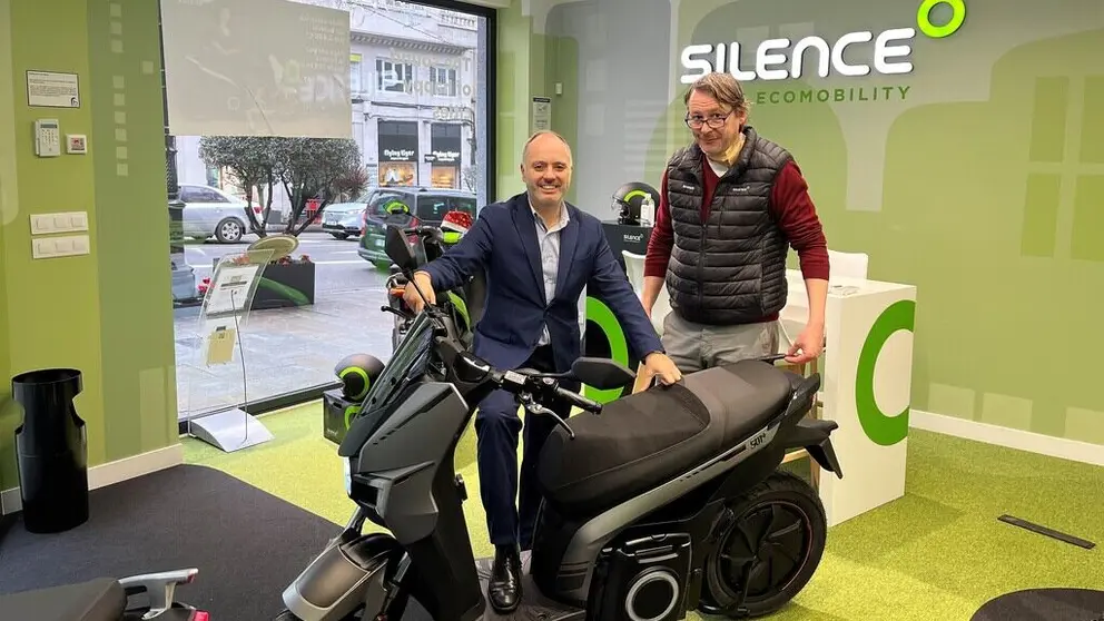 David Regades con Diego Barreiro, responsable de la flagship store de Silence en Vigo.