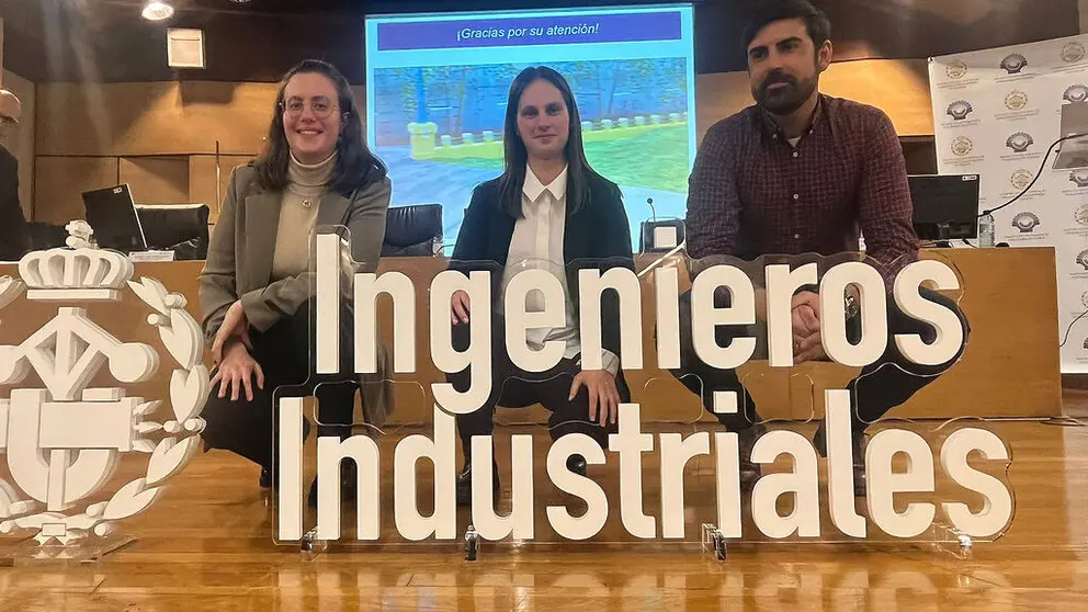 Bel&eacute;n Sa&ntilde;udo Costoya (la del gemelo digital para Navantia) es la de jersey de cuello alto; y Roc&iacute;o Feijoo D&iacute;az (la de la nave de Nar&oacute;n) es la de blusa blanca. y Diego Maceira Mu&iacute;&ntilde;os, los tres estudiantes premiados.