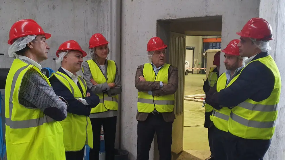 David Regades (2&ordm; por la izq.) junto a directivos de Actemsa en la visita a la planta de A Pobra do Carami&ntilde;al.