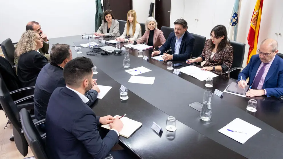 A conselleira de Promoci&oacute;n do Emprego e Igualdade, Mar&iacute;a Jes&uacute;s Lorenzana, e o secretario xeral da Emigraci&oacute;n, Antonio Rodr&iacute;guez Miranda, manter&aacute;n un encontro para avanzar nos programas de emprego da Estratexia Retorna 2026. 

foto xo&aacute;n crespo
