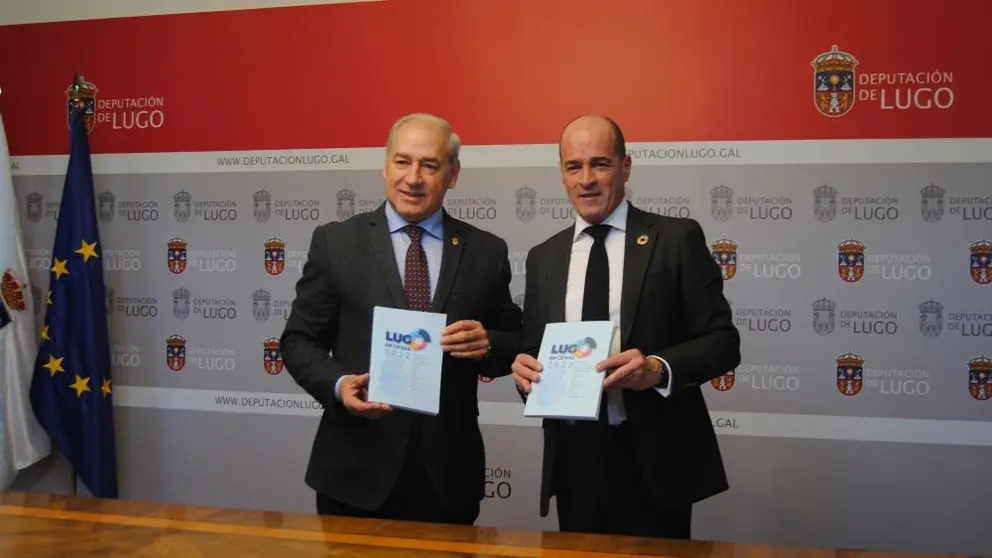 El presidente de la Diputaci&oacute;n de Lugo, Jos&eacute; Tom&eacute;, y el secretario de la CEL, Jaime L&oacute;pez, posan con el estudio Lugo en Cifras.
