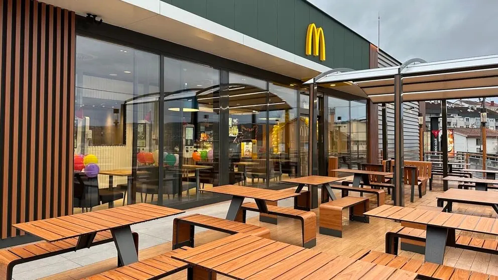Terraza del nuevo McDonald's de Ourense.