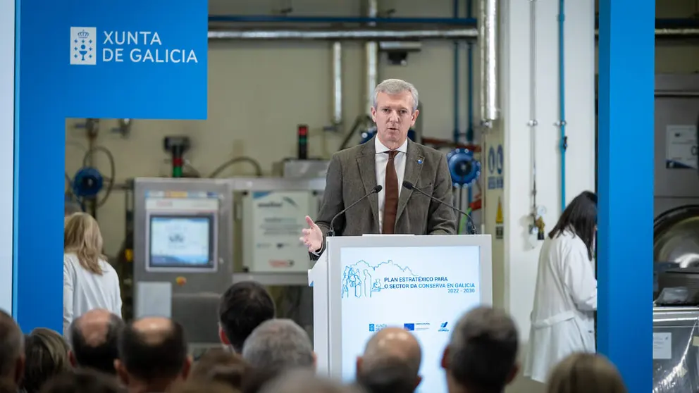 O presidente da Xunta, Alfonso Rueda, acompa&ntilde;ado da conselleira do Mar, Rosa Quintana, participa na presentaci&oacute;n do Plan Estrat&eacute;xico para o sector da conserva en Galicia 2022-2030. No Centro de Tecnolox&iacute;as Avanzadas de Investigaci&oacute;n para a Industria Mari&ntilde;a e Alimentaria &ndash; CYTMA, na sede de Anfaco ANFACO CECOPESCA, Vigo, 28/12/22.