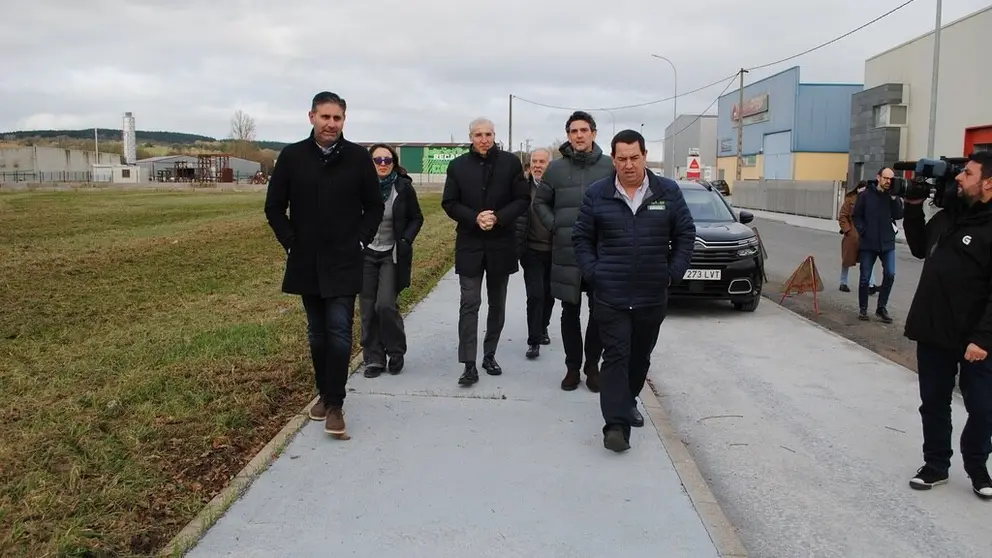 El vicepresidente primero, Francisco Conde, y el delegado de la Xunta en Lugo, Javier Arias, en la visita al pol&iacute;gono de