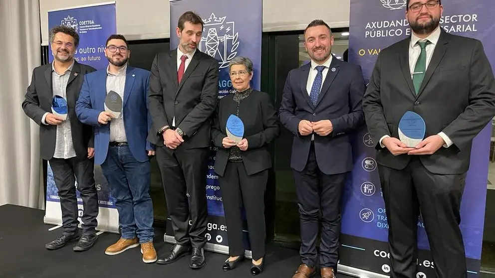 Los galardonados con los Premios Enxe&ntilde;o 2023 junto al decano del COETTGA