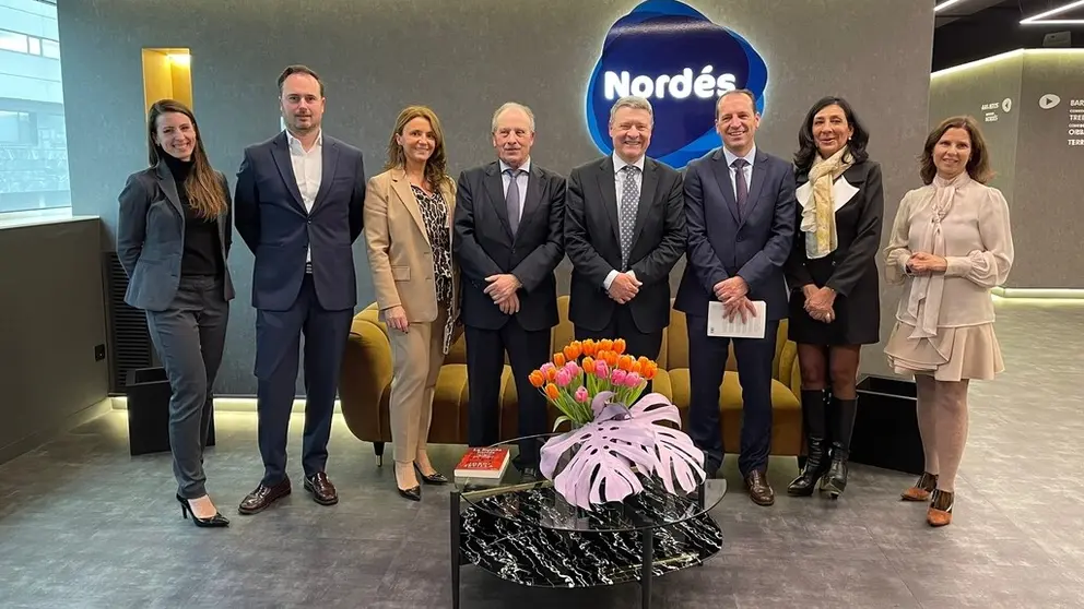 Jordi Sevilla, cuarto por la dcha., con parte de la Junta Directiva de Nord&eacute;s y Juan Carlos Ramos, tercero por la dcha.,

socio en Galicia de PriceWaterhouseCoopers, empresa patrocinadora del evento-