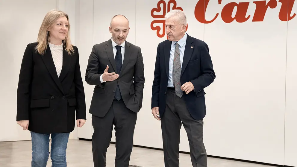 La secretaria general de C&aacute;ritas, Natalia Peiro; el consejero delegado de Inditex, &Oacute;scar Garc&iacute;a Maceiras y el presidente de C&aacute;ritas, Manuel Bret&oacute;n.