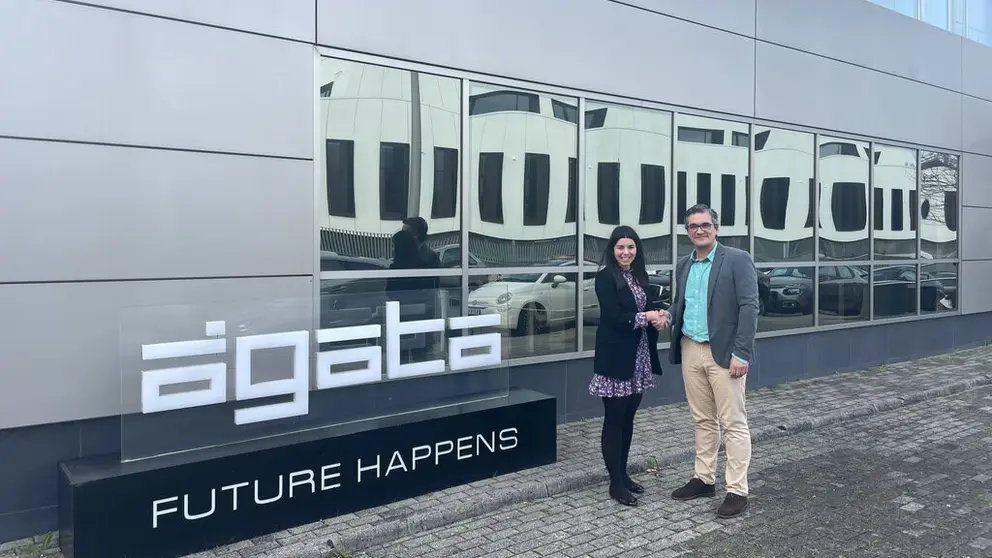 Leticia Fern&aacute;ndez, Marketing Manager de &Aacute;gata Technologies e Iago Dom&iacute;nguez, gerente del Cl&uacute;ster da Funci&oacute;n Lox&iacute;stica
