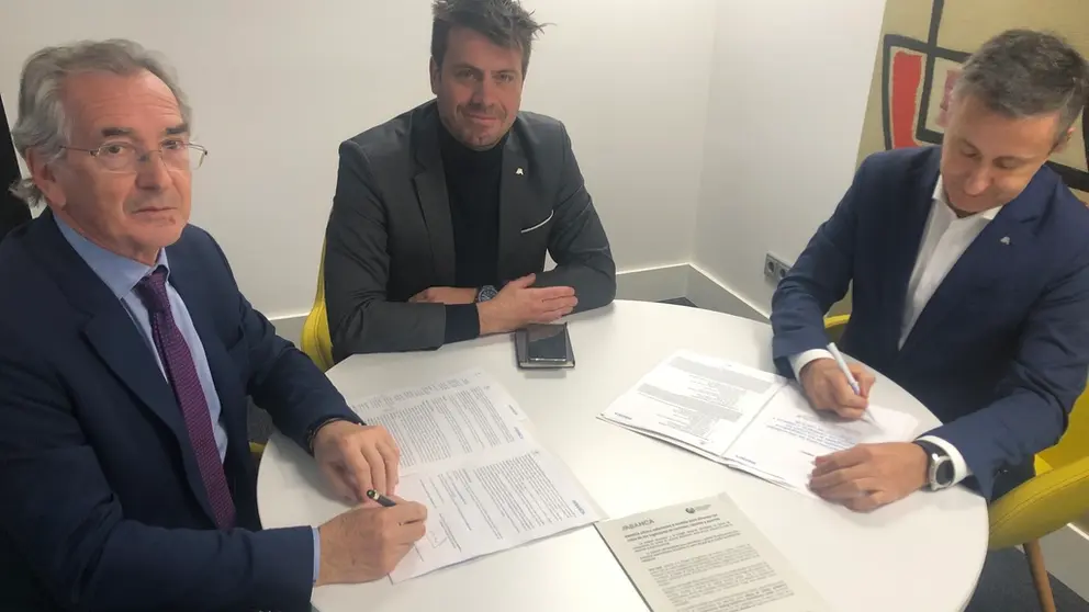 El convenio fue firmado ayer en A Coru&ntilde;a por el decano del Colegio de Ingenieros de Caminos, Canales y Puertos de Galicia, Enrique Urcola Fern&aacute;ndez-Miranda, y por el Director Territorial de dicha ciudad, &Oacute;scar Salgado Seijas, que estuvieron acompa&ntilde;ados por el  coordinador de Convenios de ABANCA en A Coru&ntilde;a, Jos&eacute; Manuel Blanco.