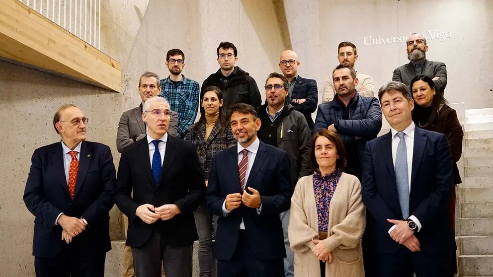 Foto de familia de las autoridades e investigadores implicados en el convenio entre la UVigo y Telespazio.