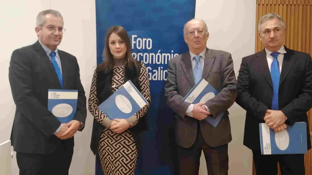 La gerente del Foro Econ&oacute;mico de Galicia, Luc&iacute;a Ferreira,con los autores del informe, Patricio S&aacute;nchez, Fernando Gonz&aacute;lez Laxe y Jos&eacute; Francisco Armesto.