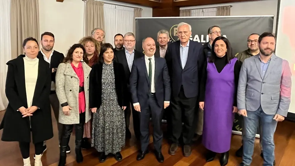 David Regades (centro) con empresarios de O Saln&eacute;s, Caldas y Barbanza.