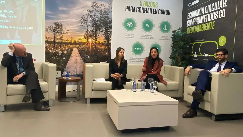 Carlo Casal, Natalia Vieites, Elena Rodr&iacute;guez y Emilio P&eacute;rez participaron en la mesa redonda sobre los cambios en materia laboral.