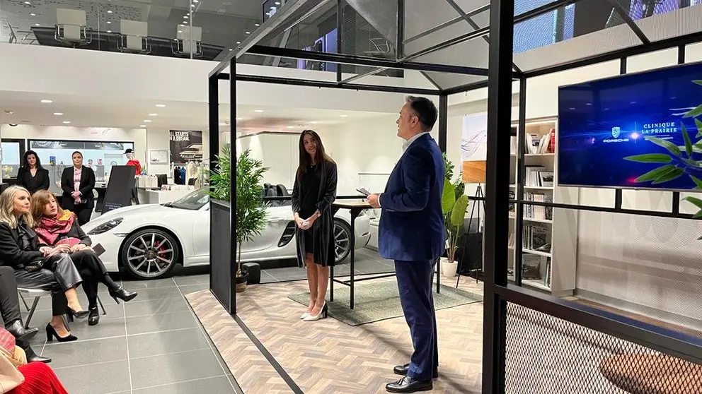 Jordi Curros, gerente de Centro Porsche A Coru&ntilde;a, dio la bienvenida al showroom conjunto con La Prairie.