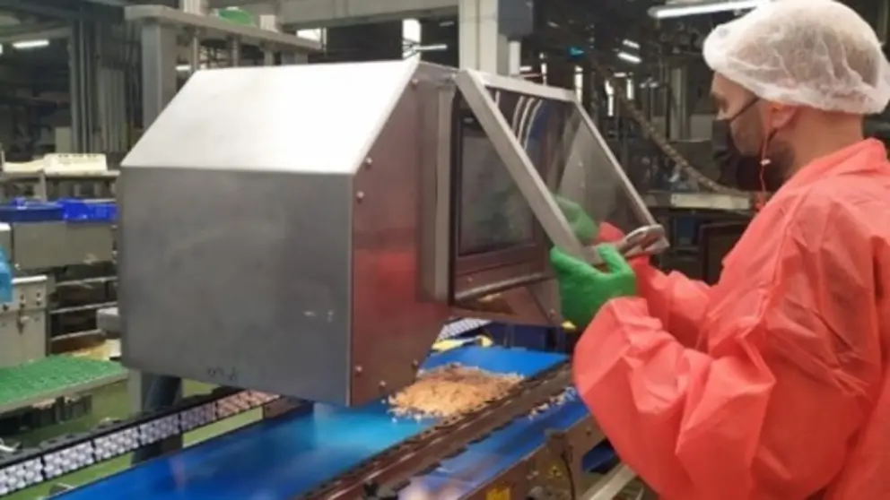 Investigador de Anfaco trabajando con el prototipo de maquina de control de grasa y humedad del at&uacute;n.