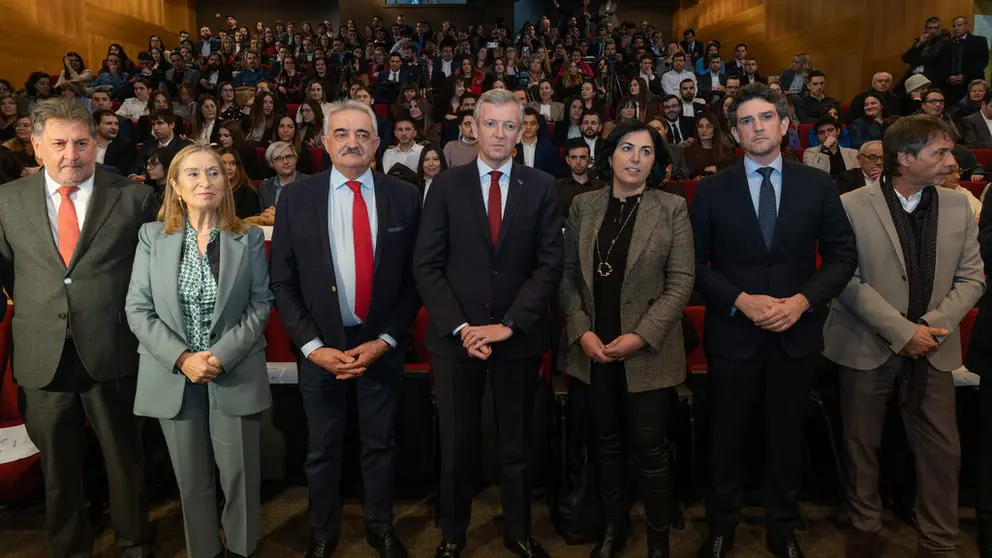 El fundador de Hotusa, Amancio L&oacute;pez (izq.) con autoridades invitadas al acto del 10&ordm; aniversario en Chantada.