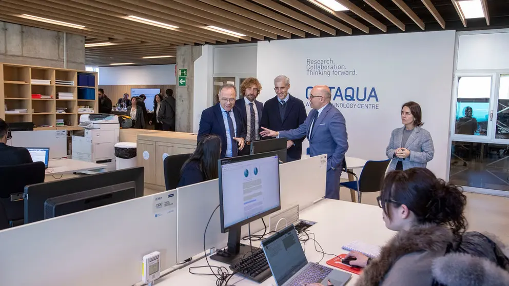 Francisco Conde, acompa&ntilde;ado del alcalde de Santiago y la directora de Gain y directivos de Viaqua y Cetaqua, en las instalaciones de esta &uacute;ltima en Santiago.