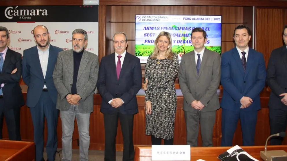 Foto de familia de los participantes en el foro &ldquo;Armas financieras para el sector agroalimentario: proyectos y desarrollos&rdquo;, celebrado en la C&aacute;mara coru&ntilde;esa.