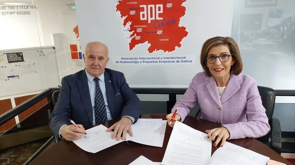 Jos&eacute; Ram&oacute;n Caldas, presidente de APE Galicia, y Carla Reyes, presidenta de Executivas de Galicia.