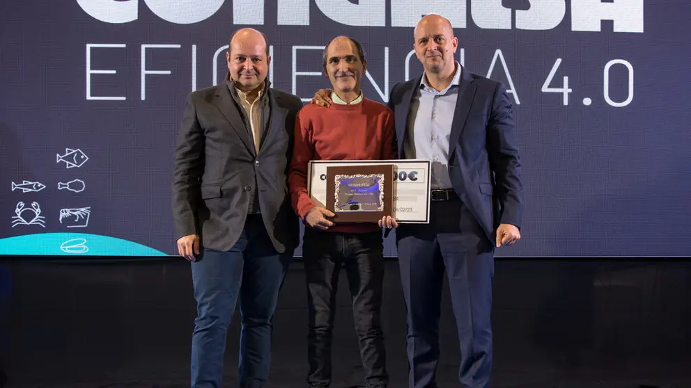 Luis Miguel Simarro-director general de Congalsa; Roberto Fern&aacute;ndez, premiado; y Julio Simarro, director Comercial y Marketing.