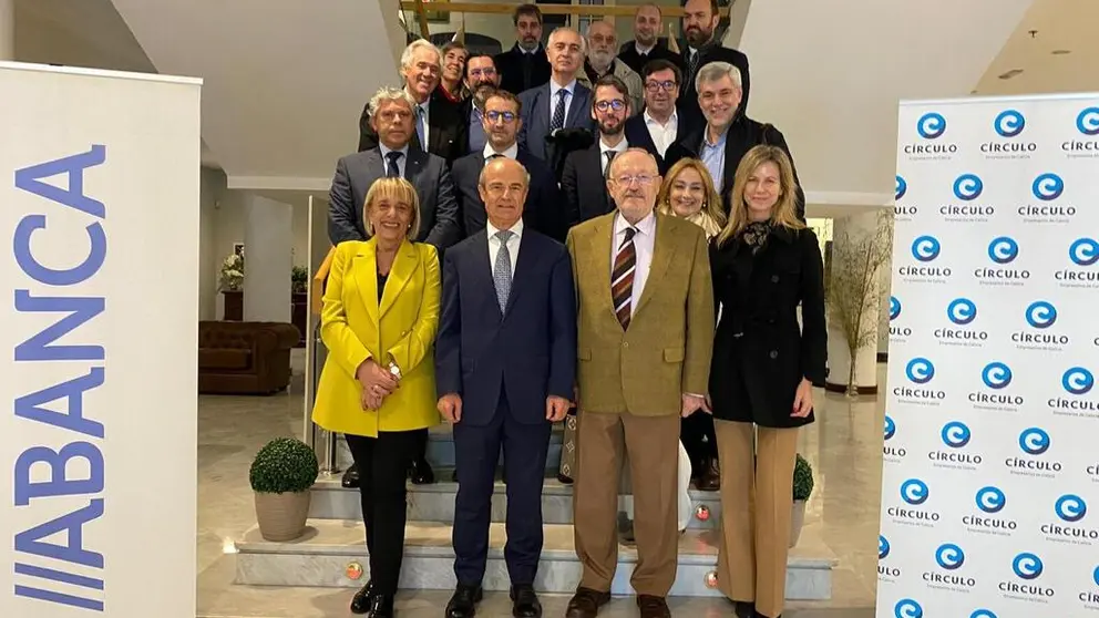 Emilio Real (2&ordm; por la izq. en la primera fila) protagoniz&oacute; el Almuerzo de Alta Direcci&oacute;n del C&iacute;rculo y Abanca.
