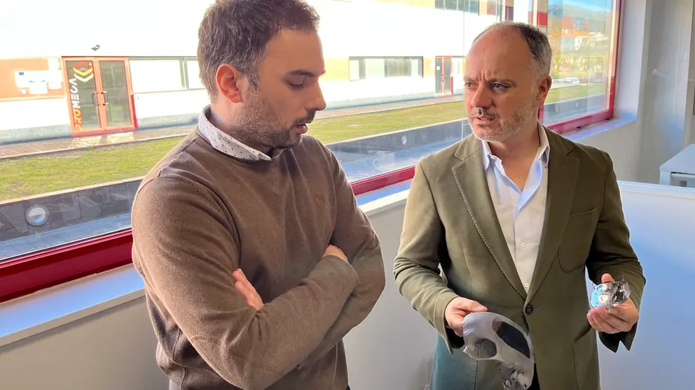 David Regades (der.) con uno de los socios de Galician Medical Manufacturing, en sus instalaciones de Porto do Molle.