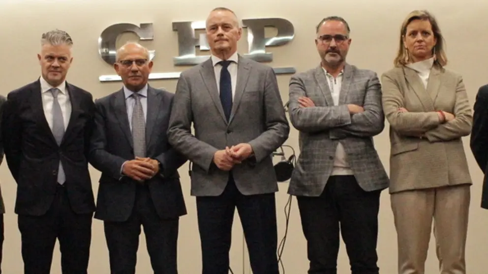 Jorge Cebreiros, acompa&ntilde;ado del equipo directivo con el que se presenta a la reelecci&oacute;n en la CEP.