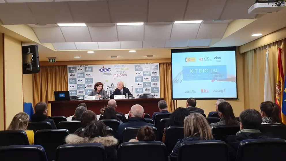La subdelegada del Gobierno, Mar&iacute;a Rivas,y el presidente de la CEC, Antonio Fontenla, en el encuentro con agentes digitalizadores.