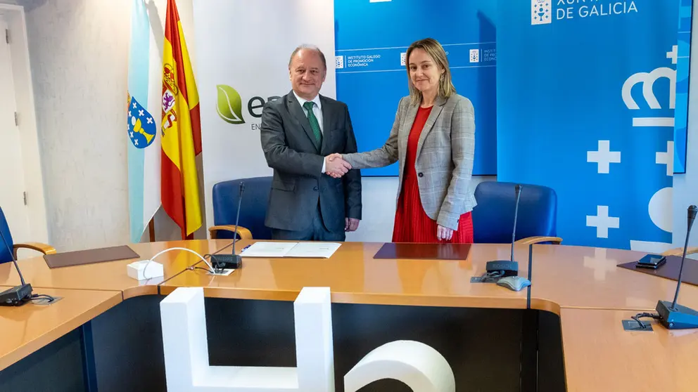 El director territorial de Ence en Galicia, Antonio Casal, y la secretaria xeral de Industria de la Xunta, Paula Ur&iacute;a.