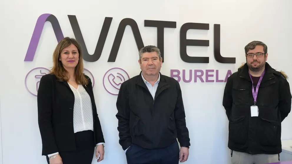 De izq a dcha. Laura Gonz&aacute;lez, responsable comercial de Avatel en Galicia, Alfredo Llano, alcalde de Burela y Carlos Garabatos, gerente del punto de venta.