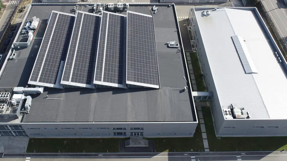 La planta fotovoltaica de CTAG suma 573 paneles solares y 3 inversores que aportan 312kW de potencia.