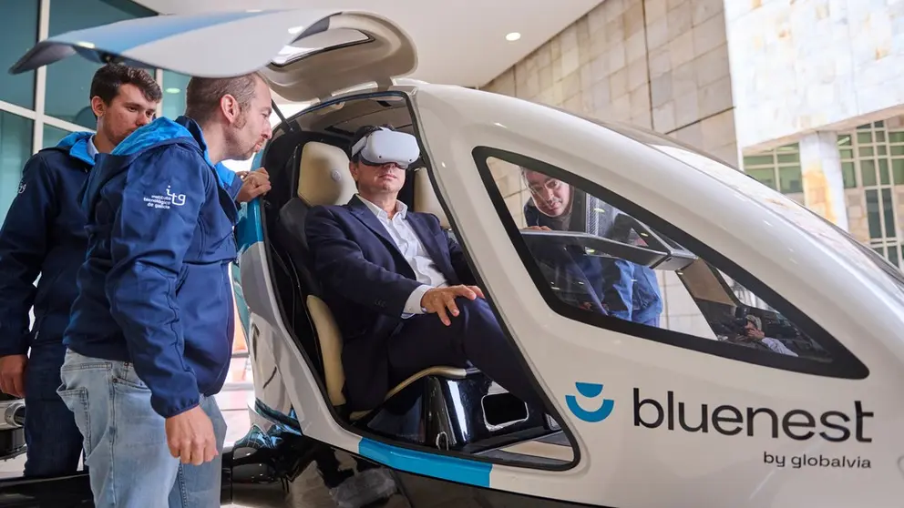 El presidente del INECO prueba una aplicaci&oacute;n de RV en el ITG.