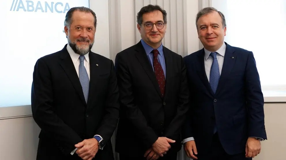 El presidente de Abanca, Juan Carlos Escotet Rodr&iacute;guez, el deputy CEO de BFCM, Alexandre Saada, y el CEO de Abanca, Francisco Botas.