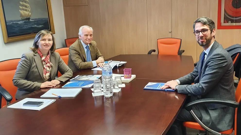 El secretario general de Anfaco, Roberto Alonso (der.) se reuni&oacute; con la secretaria general de Pesca, Isabel Artime (izq.).